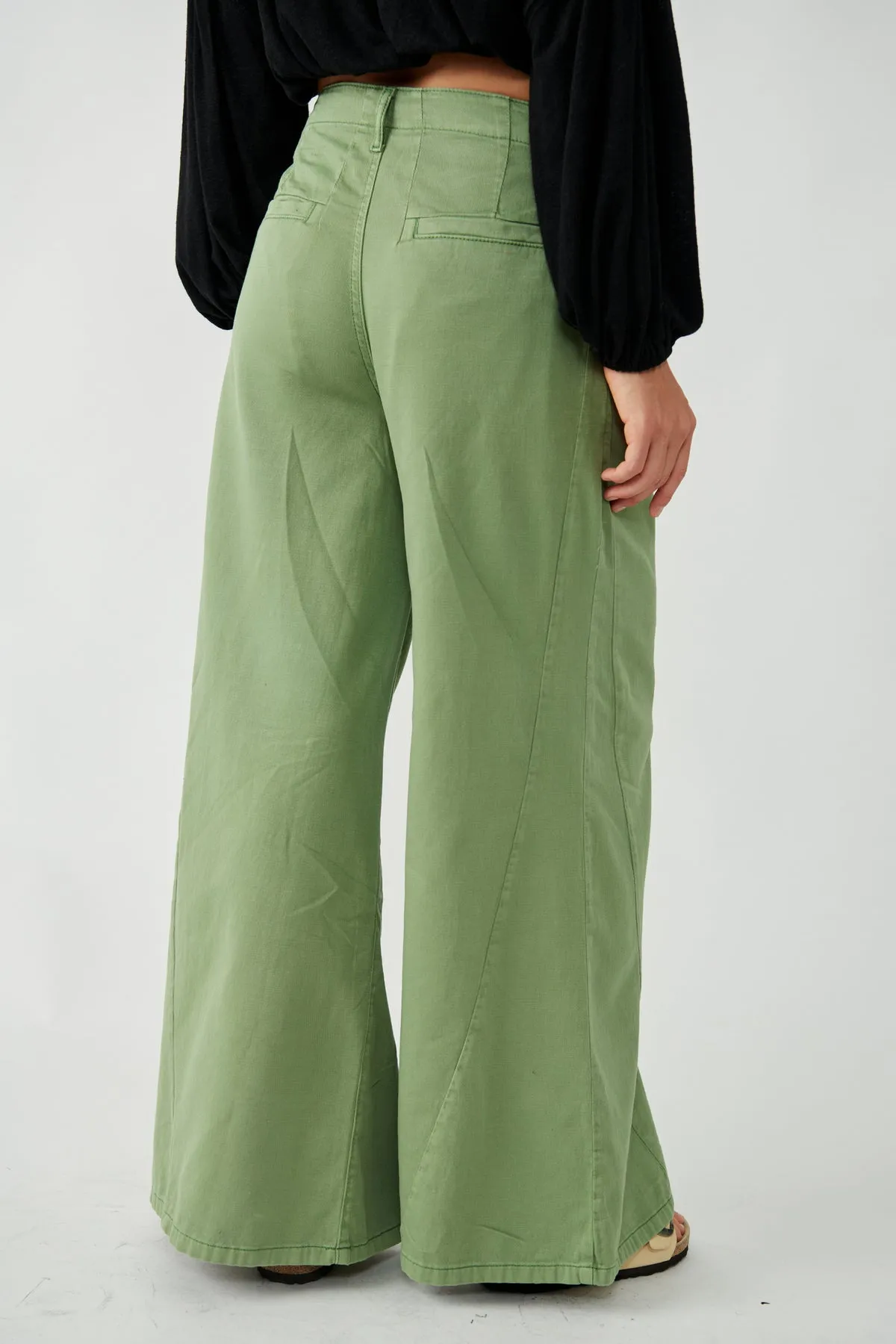 Free People Light As Spring Trouser in Verde